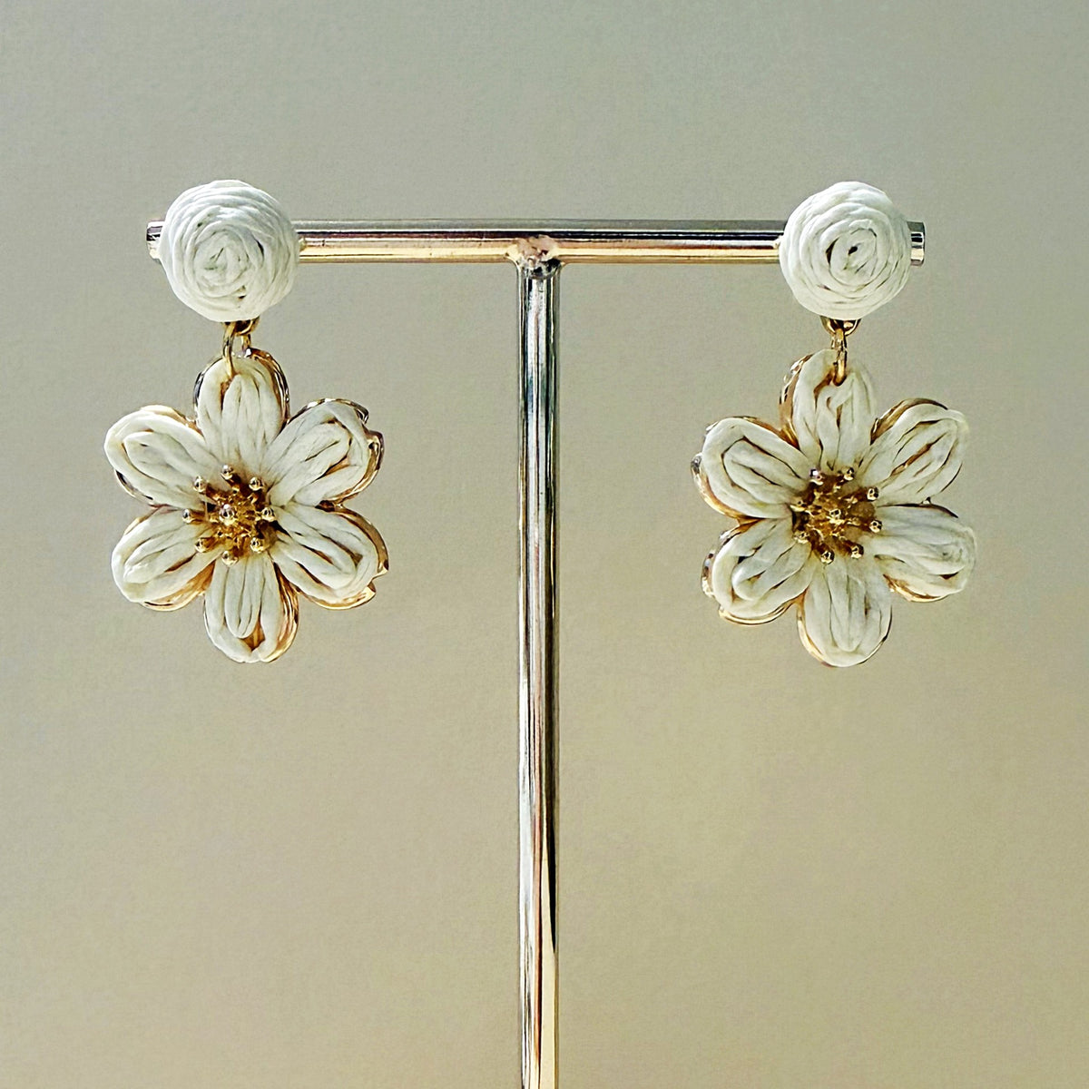 859 | NELLIE FLOWER EARRINGS | WHITE