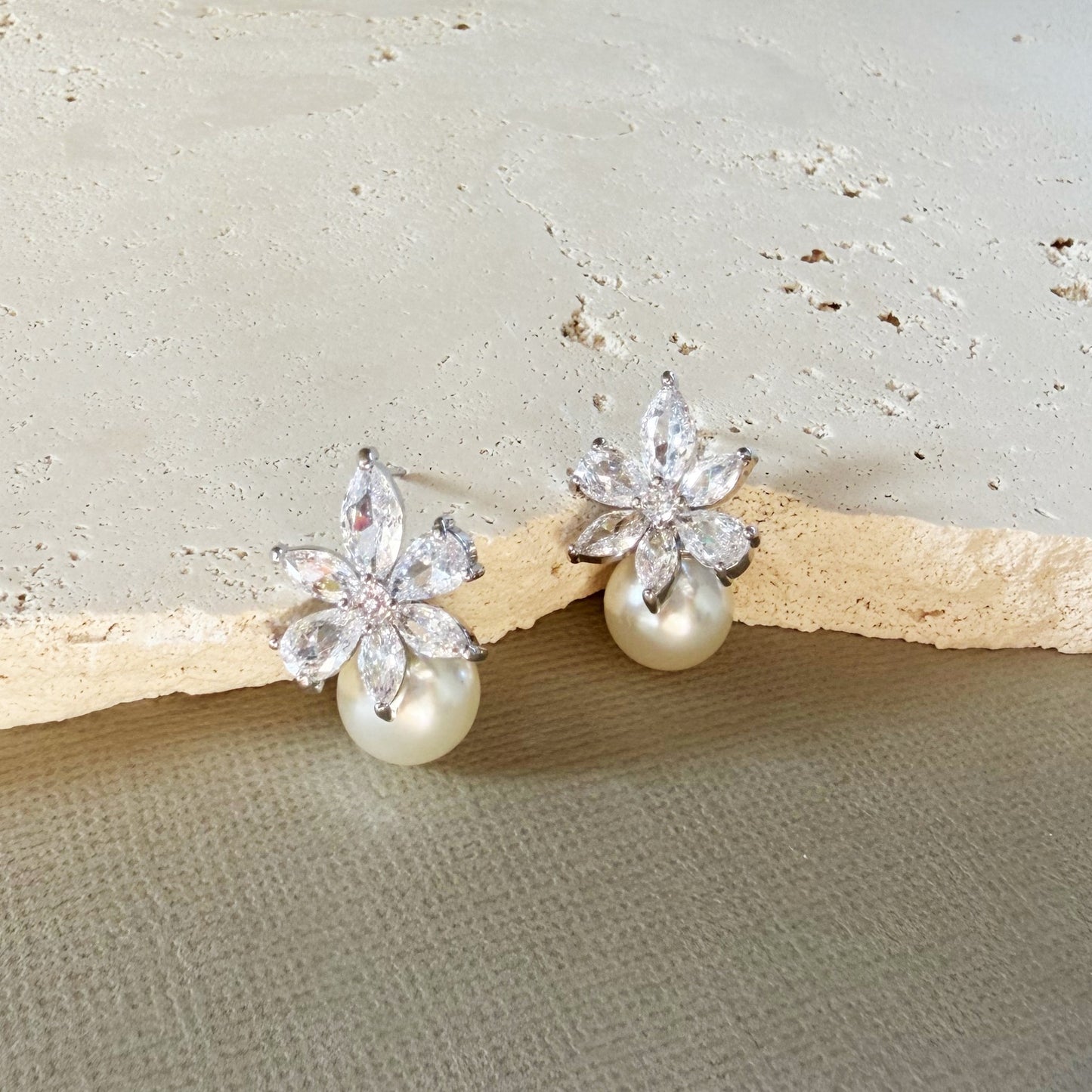 843 | NEVE PEARL EARRINGS | SILVER