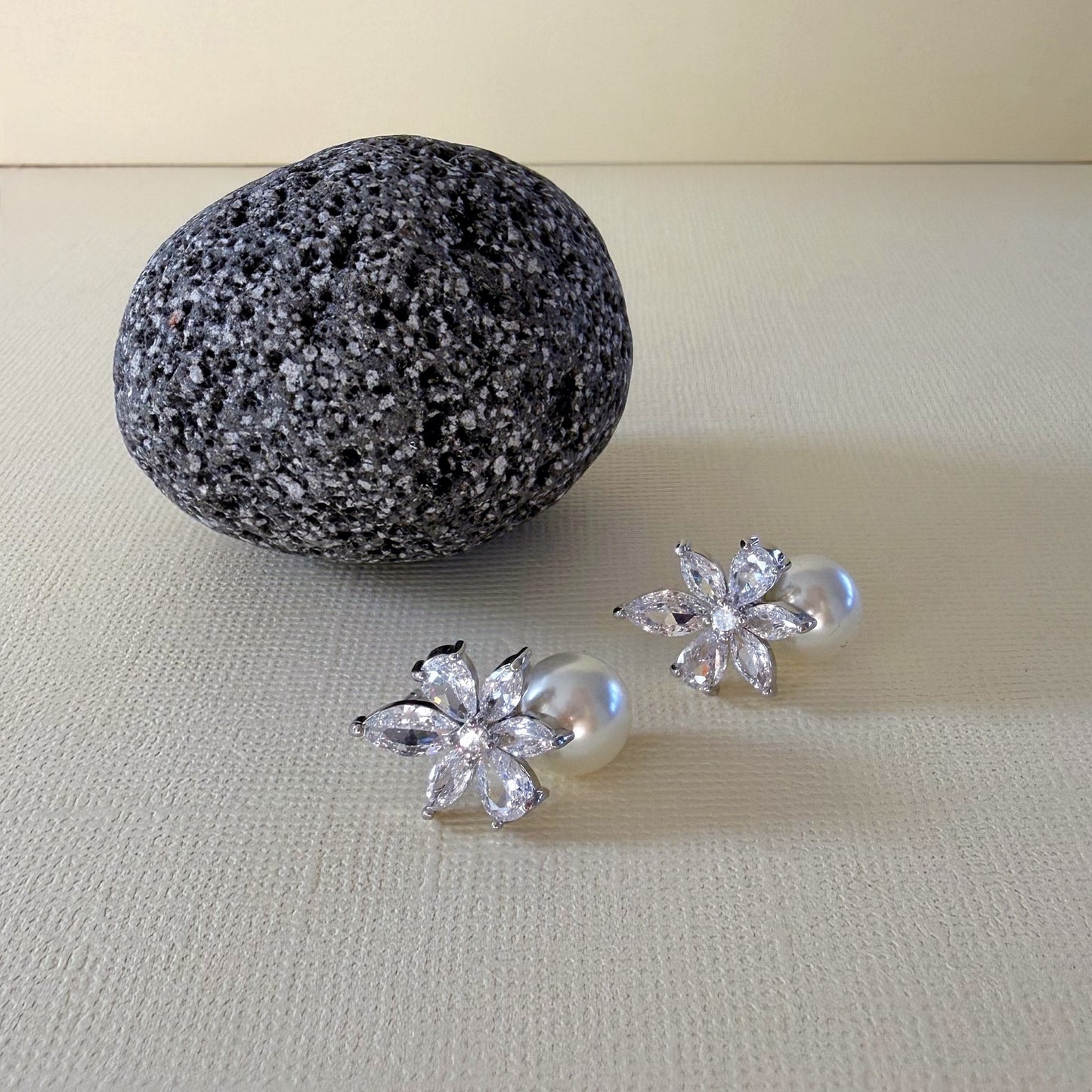 843 | NEVE PEARL EARRINGS | SILVER
