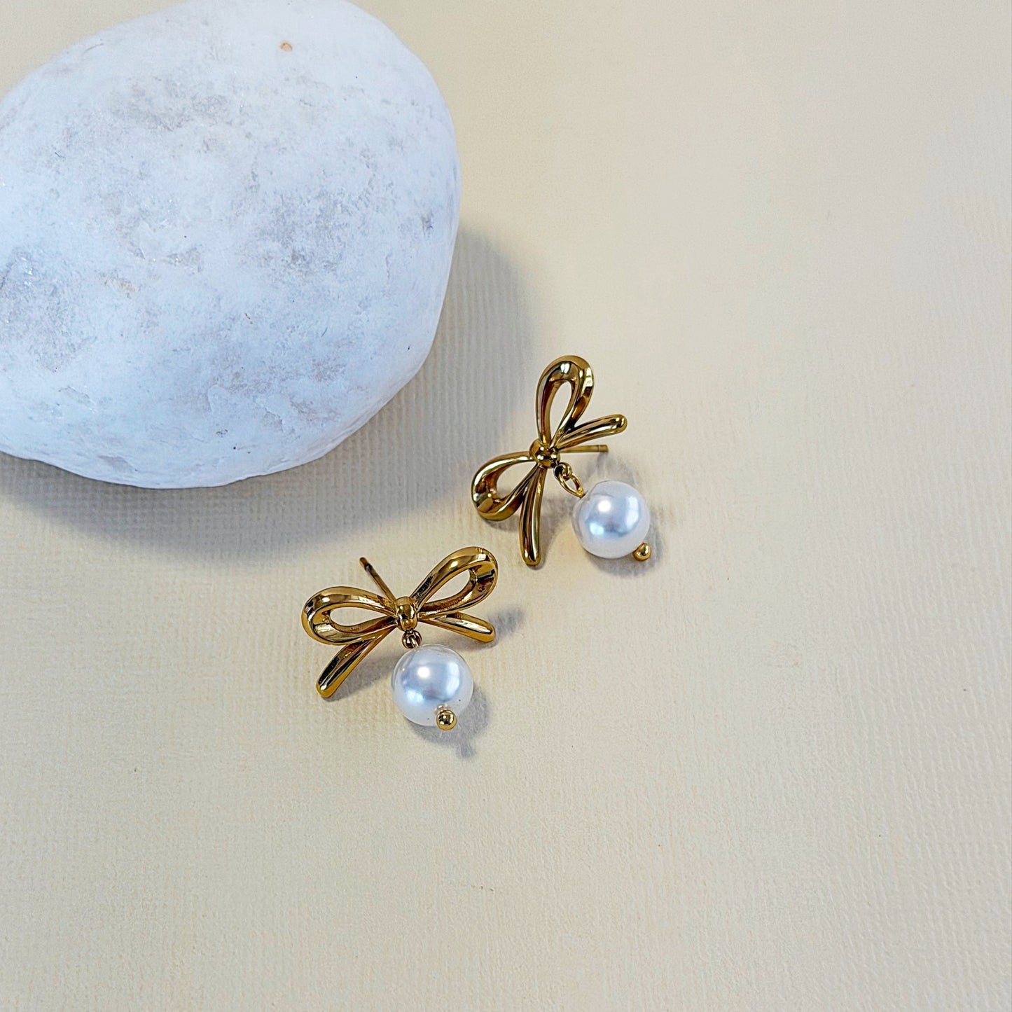 820 |  MINNIE BOW PEARL EARRINGS | GOLD
