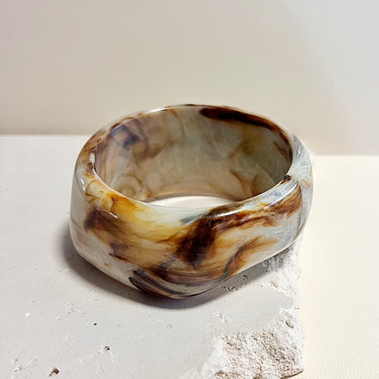 783 | RUE RESIN BANGLE | CHOC-CARAMEL SWIRL