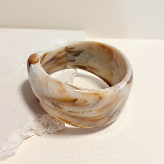 783 | RUE RESIN BANGLE | CHOC-CARAMEL SWIRL