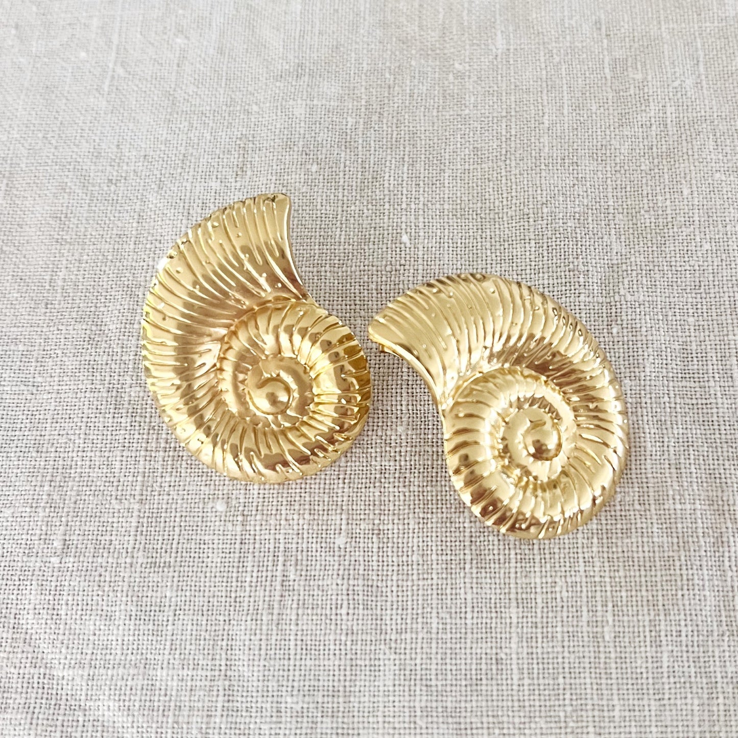 640 | SUNDIAL SHELL EARRINGS | GOLD