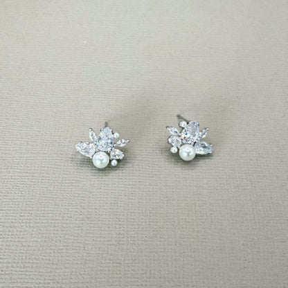 825 | TWILA EARRINGS | PEARL SILVER