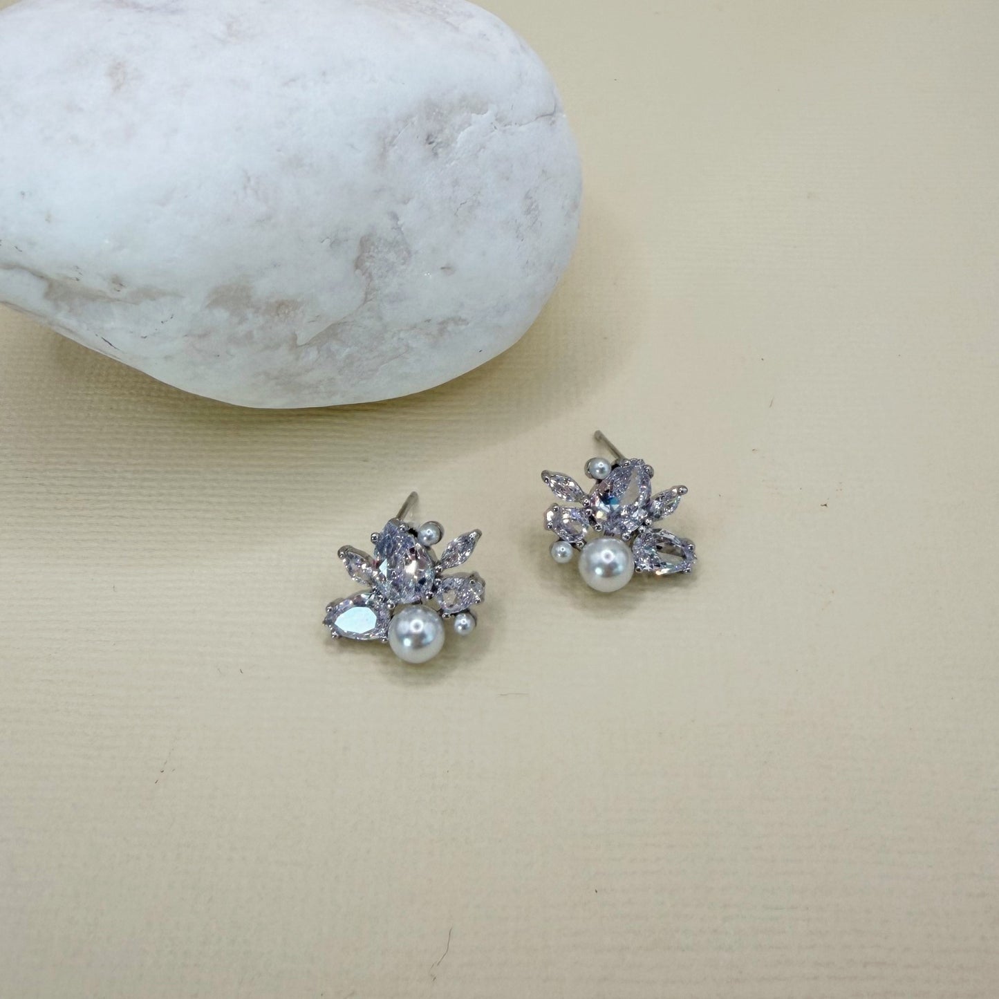 825 | TWILA EARRINGS | PEARL SILVER